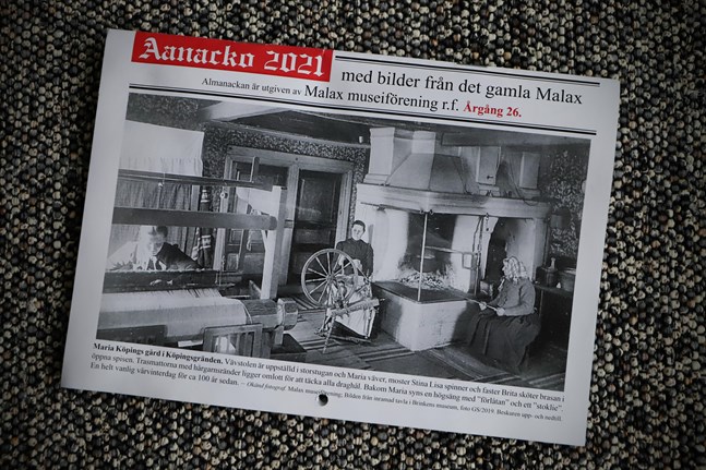 Pärmbilden på "Aanacko" 2021 visar hur vardagen såg ut för 100 år sedan. Bilderna inne i almanackan går ända fram1986. Den månaden är bilden i färg.