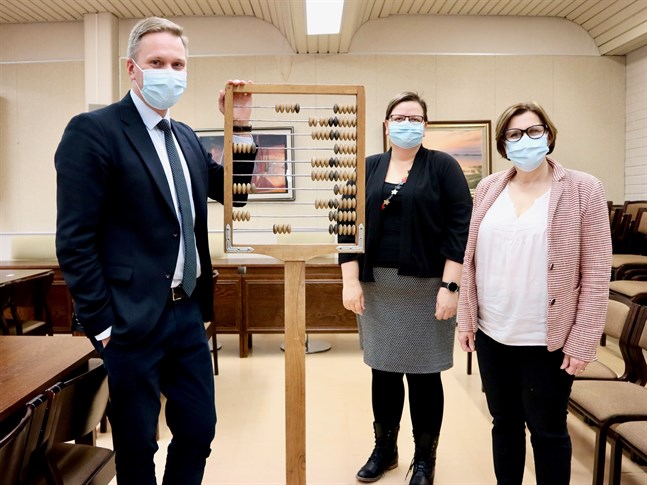 Mats Brandt, Gunilla Lillbacka och Maria Palm har filat på budgetramen i coronatider.
