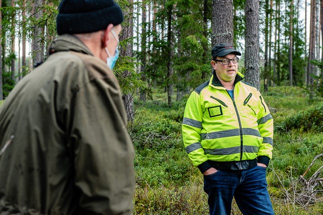 Mikael Enell är kritisk till vindkraften. Han ifrågasätter att den klassas som grön energi när den har så stor miljöpåverkan.