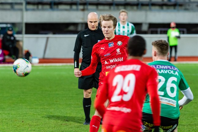 Severi Kähkönen i Jaro och domaren Mikko Juusola fokuserar på bollen i matchen mot KTP som blev Kähkönens sista för Jaro.