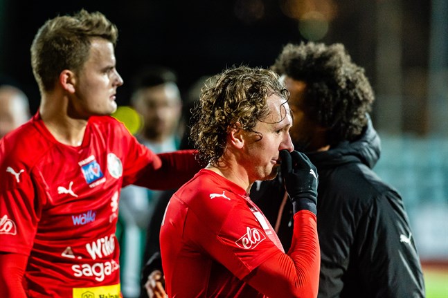 Markus Kronholm och Toni Takamäki har båda bra säsonger bakom sig för Jaro. Den ena är högaktuell för en fortsättning, men inte den andra. Detta delvis enligt Jaros strategi.