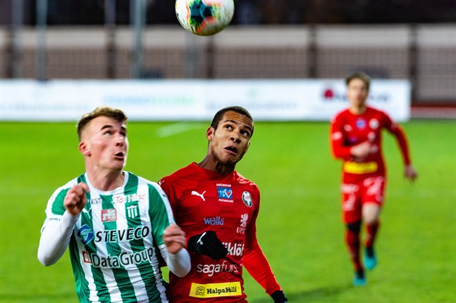 Anthony Olusanya i Jaro i duell med en KTP-spelare den 8 november.