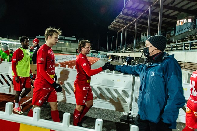 Jaros ordförande Mikael Eklund tackar Markus Kronholm, Severi Kähkönen och Toro efter KTP-matchen den 8 november 2020.
