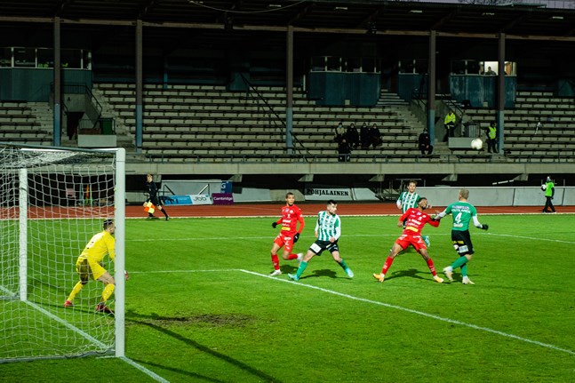 Fram till den 16 maj får endast 20 personer finnas i samma klunga i Vasa sjukvårdsdistrikt, exempelvis på en fotbollsläktare. I Mellersta Österbotten går gränsen vid 50 personer med start den 3 maj.