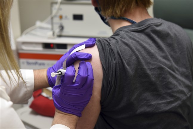 En försöksperson får covidvaccin från Pfizer. Arkivbild.
