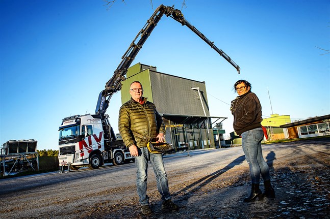 Ny kranbilen är den största enskilda investeringen hittills, konstaterar Kenneth Isaksson och Linda Frostdahl.