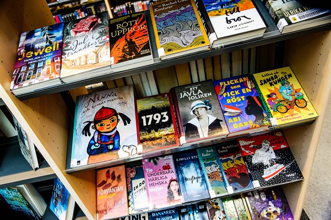 Färre besökare vågar sig in till biblioteken i Karleby och Jakobstad, men antalet lån per person är betydligt högre än normalt.