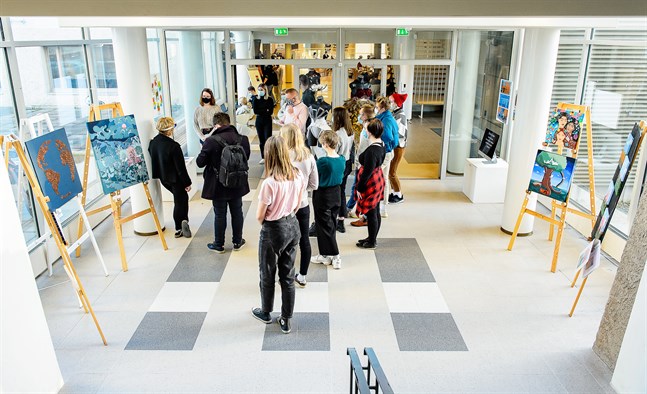 Vill man studera på bildkonstlinje i Österbotten under gymnasietiden är det studier vid Jakobstads gymnasium eller Vasa övningsskolas gymnasium som gäller. Arkivbild från Jakobstads gymnasium.