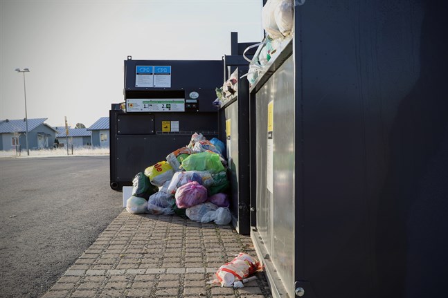 Rinki ligger efter med tömningen av sopstationerna. Så här såg det ut i Yttermalax på tisdagen.
