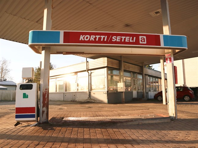 I höstas stängde Teboil mackarna vid den gamla servicestationen som länge legat öde. Nu ska hela rasket rivas och marken saneras.