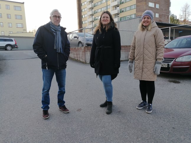Samarbete över kommungränser. Lasse Nygård, Katrin Björklund och Hann Aarnio står bakom ett samarbete som möjliggör ett svenskspråkigt inslag på Mentalhälsoveckan.
