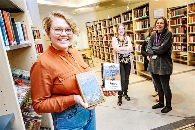 Matilda Söderbacka läser väldigt mycket just nu och rekommenderar varmt både Rachel Cusks bok "Konturer" och Karin Smirnoffs "Jag for ner till bror". Carola Kronqvist, Ulrika Dahlbäck och Mikaela Byskata-Ahlskog ger också sina bästa lästips.