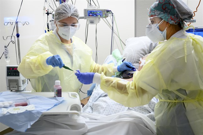 Vårdpersonal med en covidpatient på intensivvårdsavdelningen på ett sjukhus i Yverdon-les-Bains i västra Schweiz. Bilden är från den 4 november.