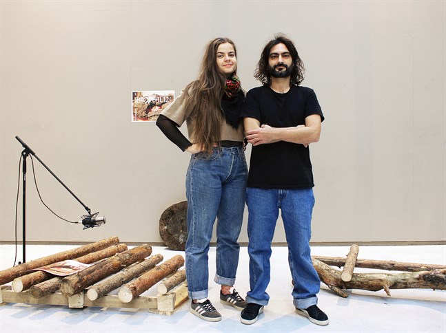 Jenni Österlund och Michele Uccheddu med xylofonen de har byggt av trä. Den kommer de att spela på i White box, tillsammans med en maskin som triggas av ljudet.