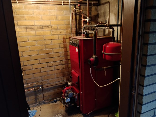 En snart tjugo år gammal oljepanna av märket Jäspi. Det här uppvärmningssystemet som finns i ett småhus i Jakobstad ska dock inte bytas ut till något mer klimatneutralt.
