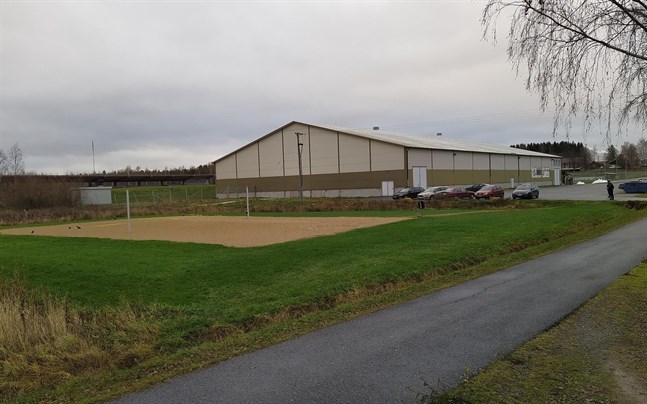 Här där beachvolleyplanen finns bredvid ishallen i Närpes vill företaget Propadel Finland bygga en padelhall. En ändring av detaljplanen är på gång.