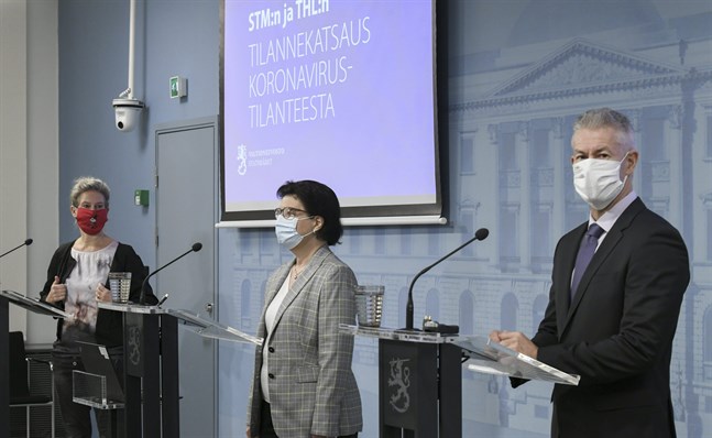 Överläkare Taneli Puumalainen från Institutet för hälsa och välfärd, strategidirektör Liisa-Maria Voipio-Pulkki från Social- och hälsovårdsministeriet och överläkare Hanna Nohynek från institutet gav en lägesrapport om smittläget i coronaepidemin.