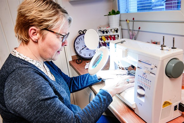 Skickligheten sitter sedan länge i fingertopparna och med förstoringsglas klarar Benita Kivimäki av att sy på maskin. Symaskinen är också utrustad med en mekanism som trär tråden i nålen.