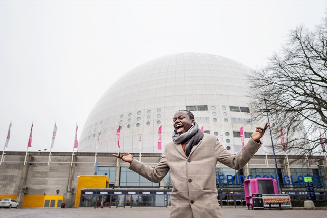 Förra årets vinnare Tusse Chiza framför Globen. Arkivbild.