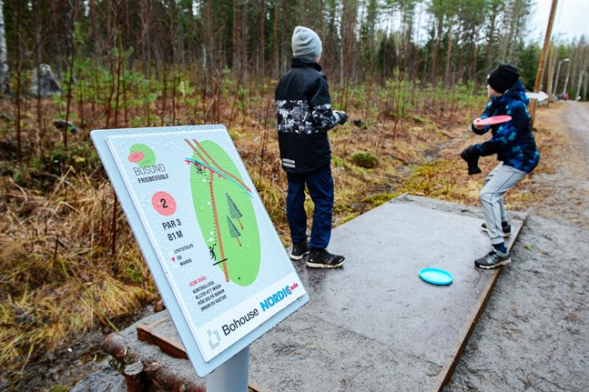 Frisbeegolfbanan i Bosund invigdes i slutet av år 2020. Sedan dess har banan nyttjats flitigt av både bybor och andra.