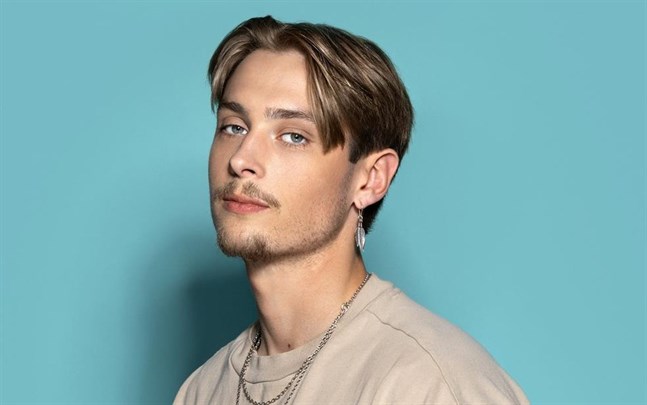 Simon Karlsson är en av sex deltagare kvar i "Idol".