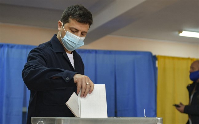 Ukrainas president Volodymyr Zelenskyj då han röstade i Kiev i lokalval den 25 oktober.