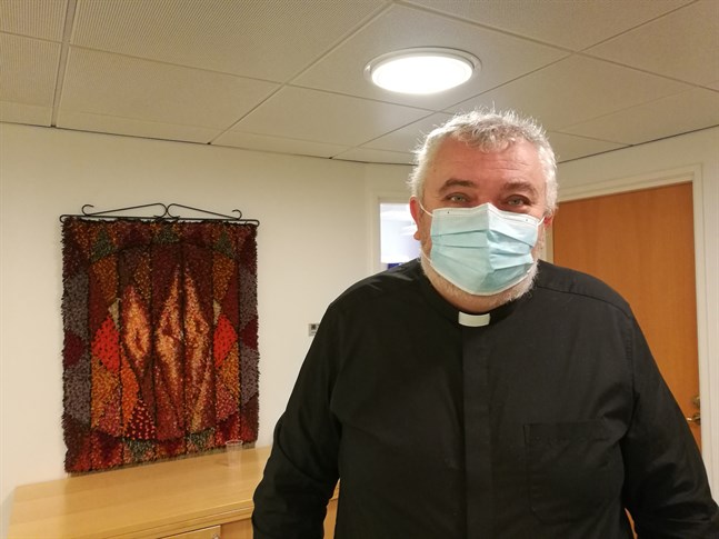 Kyrkoherde Per Stenberg rekommenderar starkt att alla gudstjänstbesökare använder munskydd under första advent. Och kommer i tid.