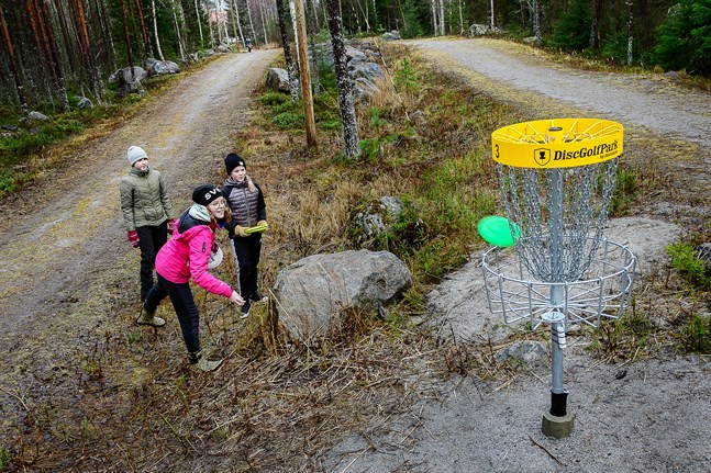 Det är inte helt lätt att sätta kasttekniken, säger Bosundeleverna Mina Brännbacka, Siri Svenlin och Judith Björkskog. Och det blir en del letande efter frisbeear som flugit till skogs.
