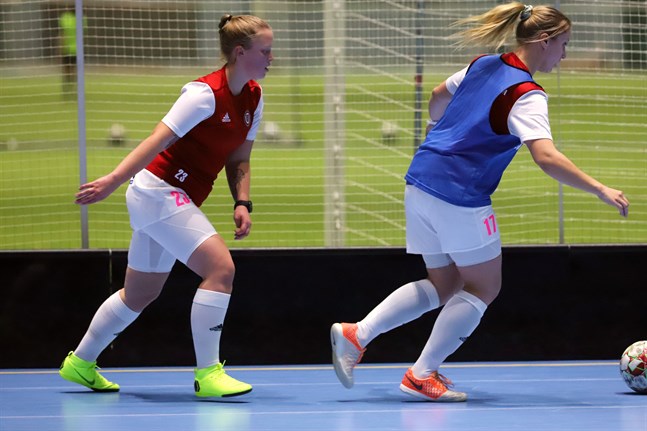 FC Brändöpojkarna inledde futsalträningarna i augusti men fick ta några veckors paus i oktober. På bilden Josefine Dahlgren och Janika Hinders på en av lagets träningar i Botniahallen.