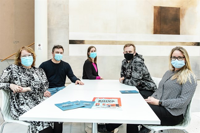 (Från vänster i bild) Päivi Rosnell, rektor vid Jakobstads finska arbetarinstitut, Peter Roos, rektor vid Wava-institutet, Oona Haapamäki, producent vid Jakobstads Sinfonietta, Johannes Ahlvik, koordinator för Soiva-projektet, och Anna Madsen, intendent vid Jakobstads Sinfonietta ser till att sinfoniettans höstkonsert trots allt når en större publik än vanligt.