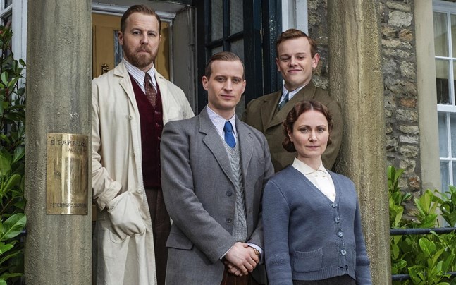Samuel West, Callum Woodhouse, Nicholas Ralph och Anna Madeley i den nya versionen av "I vår herres hage".
