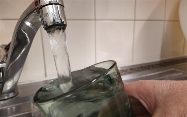 Provtagning på torsdagen visade att vare sig koliforma bakterier eller E.coli bakterier finns i hushållsvattnet i Pörtom nu.