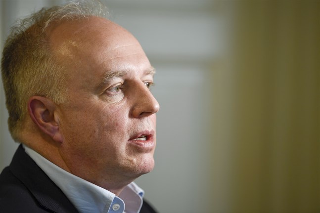 Mikael Köhler, hälso- och sjukvårdsdirektör i region Uppsala, tycker att Sveriges virusstrategi ibland fört med sig senfärdiga beslut. Arkivbild.