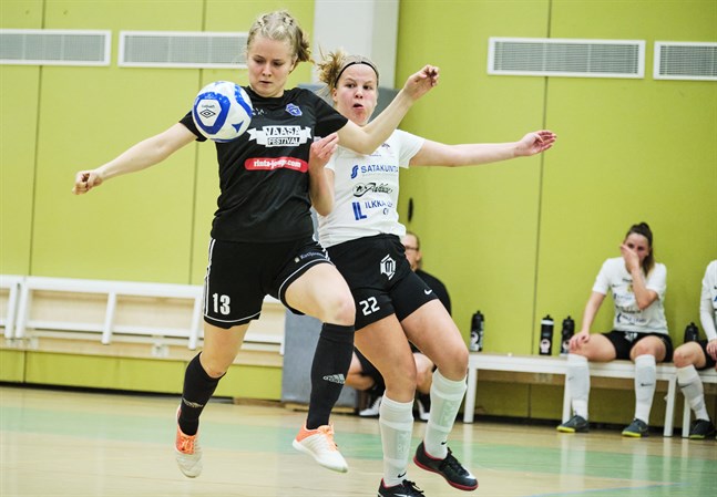 Futsal är en kontaktsport som spelas inomhus. Trots detta har Bollförbundet beslutat att man spelar vidare i FM-ligan och division 1. Bild från då FC Sport-j (i svart) mötte MuSa 14 november.