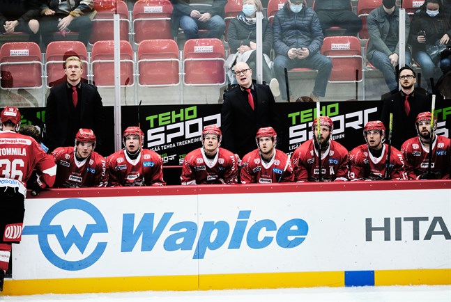 Sports tränare Risto Dufva, i mitten, är inte alls nöjd med spelschemat i FM-ligan.