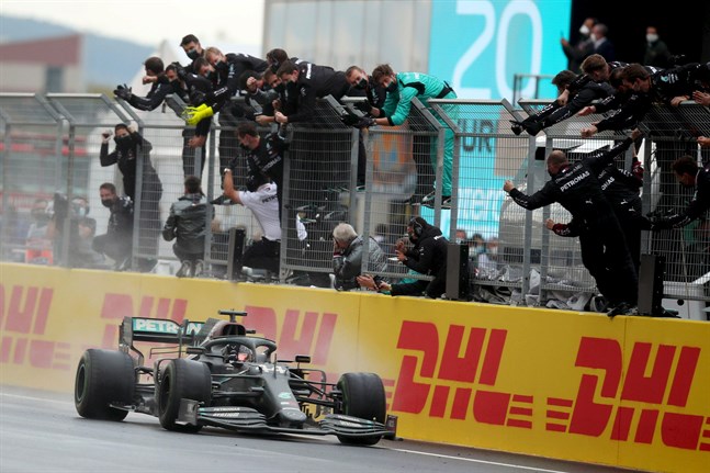 Mercedesföraren Lewis Hamilton bemästrade de blöta förhållandena bäst och var överlägsen etta i Turkiets GP på söndagen.
