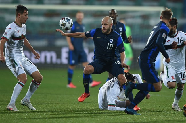Teemu Pukki satte första målet borta mot Bulgarien.