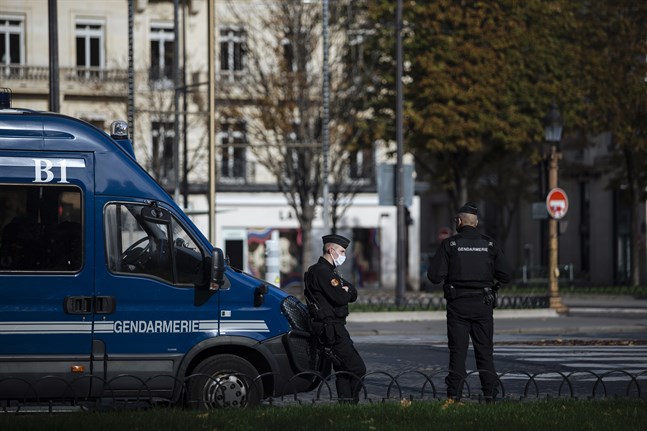 Fransk polis har utökat sina kontroller i Paris efter att man sett tecken på att invånarna bryter mot de covid-restriktioner som råder. Arkivbild.