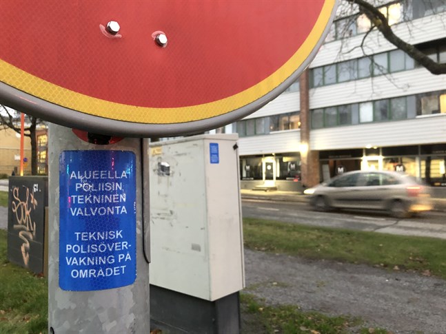 Sju brandbilar, två ambulanser och en polispatrull ryckte ut till platsen. I nuläget vet man inte vad som orsakat branden.