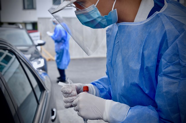 Många coronatest utförs på drive in-stationer.