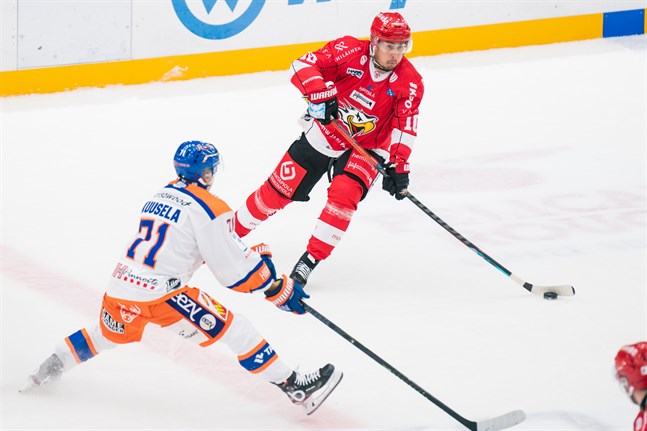 Niclas Lucenius spelar i förstakedjan mot Tappara efter att ha blivit utan istid i helgen.