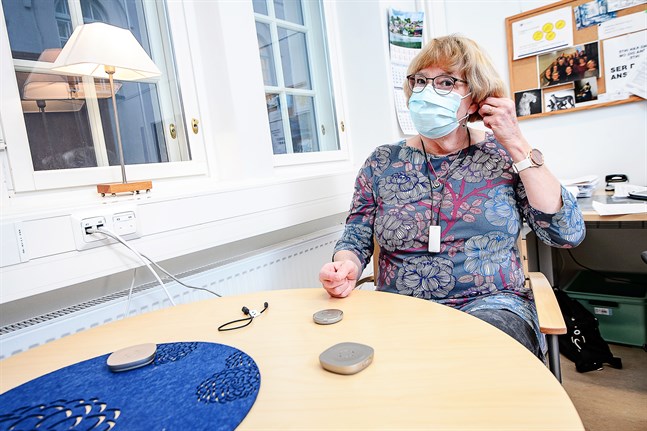 Telefon, dator och microfoner kan kopplas till Solveig Sandvik-Nybergs hörapparat så att hon kan jobba. Hon betonar hur viktigt det är att informationen kring hjälpmedel kommer fram till dem det berör.