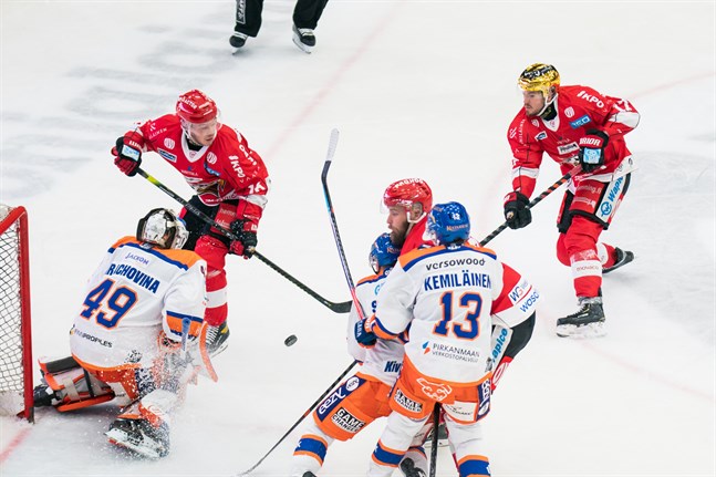 I det här läget gick pucken inte in. Men Sebastian Stålberg, med guldhjälmen, satte till slut kvitteringen bakom Tapparas målvakt Dominik Hrachovina.
