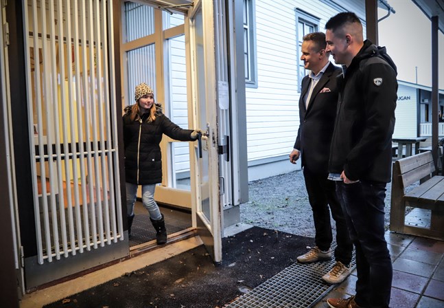 Emilia Holmberg bjuder in Christoffer Ingo och Samuel Broman till Tölby-Vikby skola. Hon hoppas att de nu ska veta vilken mysig och bra skola som gång på gång hotas av stängning.