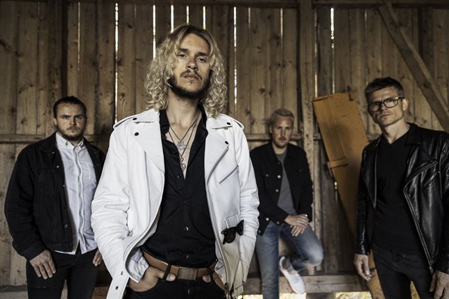 Philip Järvenpää, längst fram, är solist i bandet Philip Järvenpää Blues Experience.