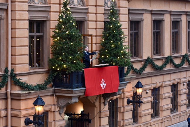 Julfreden har utlysts från Brinkalahusets balkong i Åbo sedan 1886. Åbo stads protokollchef Mika Akkanen har utlyst julfreden sedan 2013. Arkivbild från 2019.