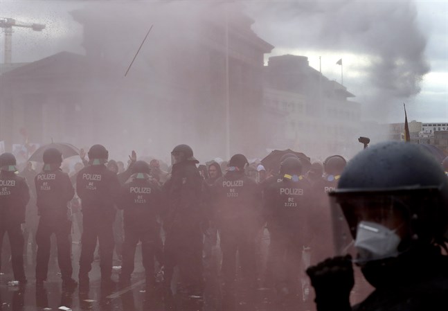 Polisen har satt in vattenkanon mot demonstranter vid Brandenburger Tor i Berlin.