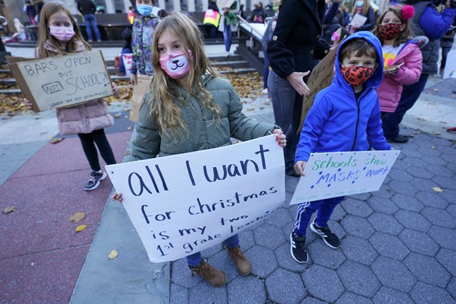 På bilden från den 14 november demonstrerar skolelever i New York mot en stängning av skolorna, som alltså nu blir verklighet.
