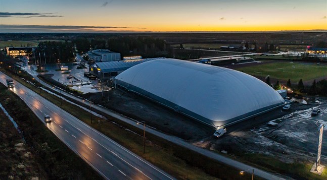 Pedersöre bollhall blåstes upp och såg ut så här på onsdagsmorgonen.