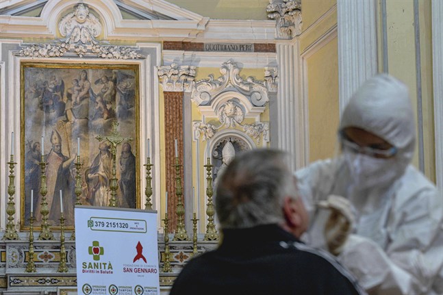 Forskare vill se fler studier innan det kan sägas att coronaviruset spreds i Italien redan under förra året. Här genomförs ett test för viruset i en kyrka i Neapel på onsdagen.